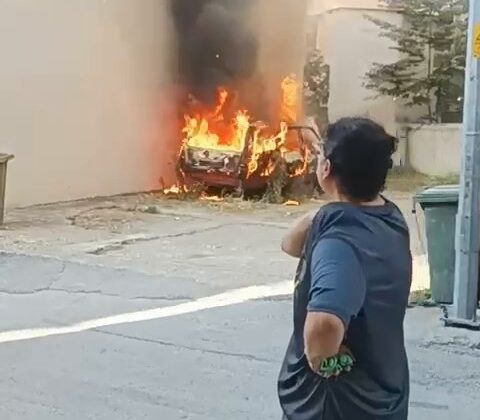Torpille oynayan çocuklar park halindeki aracı yaktı