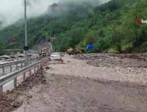 Trabzon-Gümüşhane yolu yağışın etkisiyle gelen çamur ve ağaç parçalarından ulaşıma kapandı