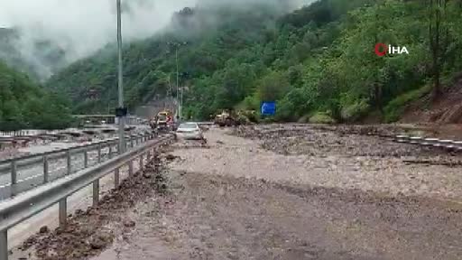 Trabzon-Gümüşhane yolu yağışın etkisiyle gelen çamur ve ağaç parçalarından ulaşıma kapandı