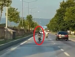 Trafikte tehlikeli yolculuk kameraya yansıdı: Yüzüstü uzanarak motosiklet sürdü