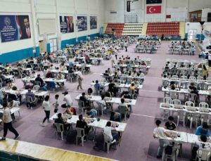 Türkiye’nin dört bir yanından Kocaeli’ye gelen sporcular satranç turnuvasında ter döküyor
