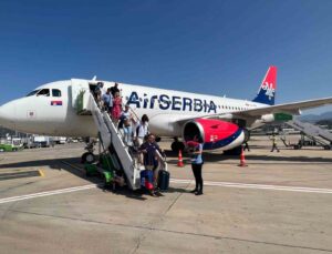 Yılın ilk Sırp turist kafilesi Gazipaşa-Alanya Havalimanı’na geldi