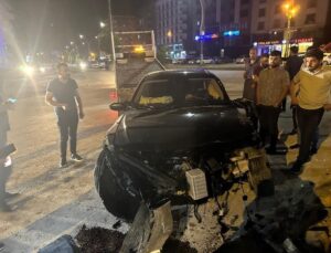Yüksekova’da aracıyla elektrik direğine çarpan sürücü yaralandı