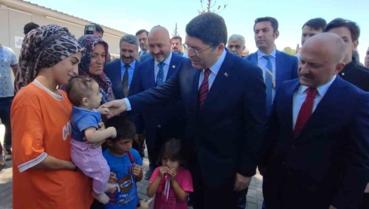 Adalet Bakanı Yılmaz Tunç, depremzedelerle bir araya geldi