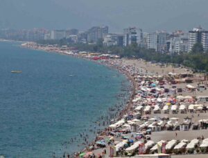 Antalya’ya bayramda tatilci yağdı, rakam beklenenin iki katı oldu