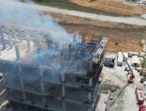 Arnavutköy’de fabrika inşaatında yangın çıktı: Yükselen dumanlar bir çok ilçeden görüldü