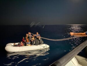 Ayvacık açıklarında Yunan unsurlarınca ölüme terk edilen 16 kaçak göçmen kurtarıldı