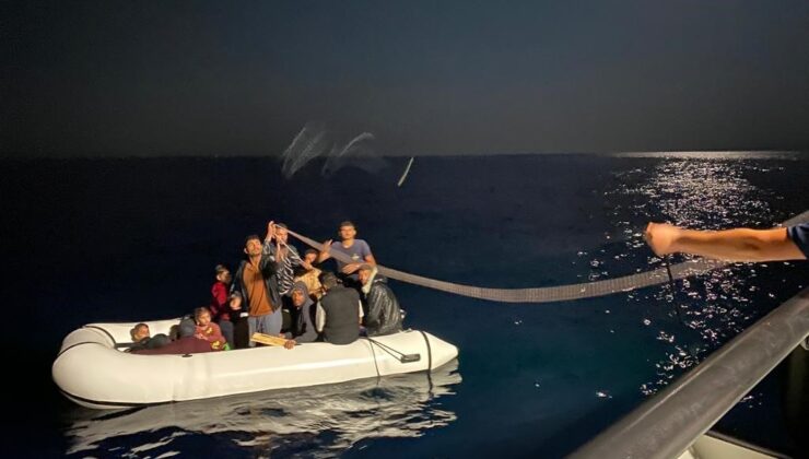 Ayvacık açıklarında Yunan unsurlarınca ölüme terk edilen 16 kaçak göçmen kurtarıldı