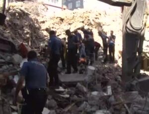 Bakırköy’de kontrollü yıkımı yapılan bina çöktü: Enkaz altında 1 kişi kaldı