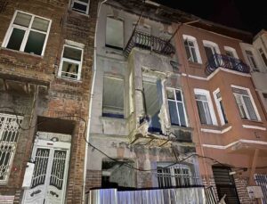 Balat’ta 3 katlı metruk binanın balkonu çöktü