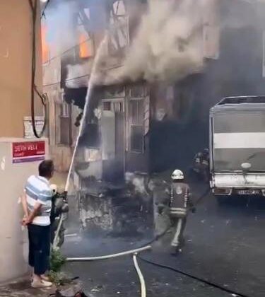 Beyoğlu’nda yanan ahşap binanın çöktüğü an kamerada