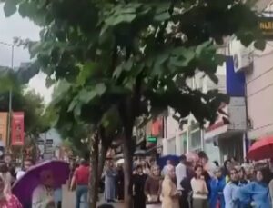 Bursa’da alışveriş çılgınlığı: Sağanak yağışa aldırmadan sıraya girdiler