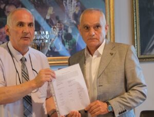 Bursaspor’un yeni başkanı Recep Günay mazbatasını aldı
