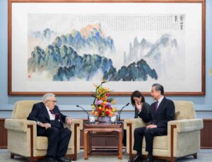 Çin Devlet Başkanı Xi, ABD’li diplomat Kissinger ile görüştü