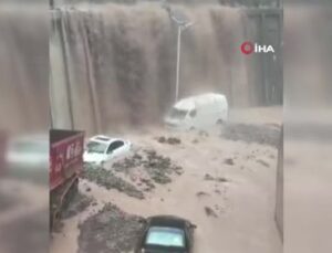 Çin’de şiddetli sel: Araçlar sele kapıldı