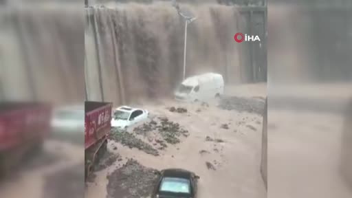 Çin’de şiddetli sel: Araçlar sele kapıldı