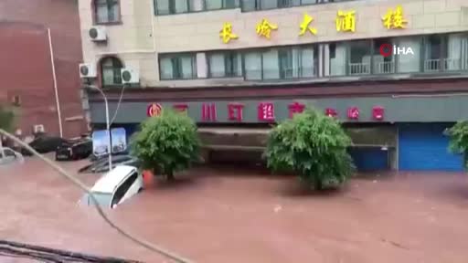 Çin’de şiddetli yağışta demir yolu köprüsü çöktü