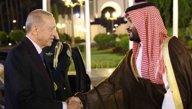 Cumhurbaşkanı Erdoğan, Suudi Arabistan’da resmi törenle karşılandı