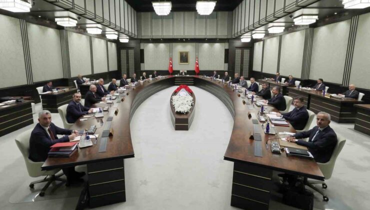 Cumhurbaşkanlığı Kabinesi, Cumhurbaşkanı Recep Tayyip Erdoğan başkanlığında toplandı.  Toplantı saat 15.20’de başladı.