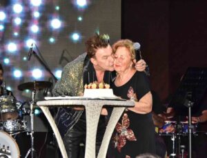Doğum gününü sahnede annesiyle beraber kutladı