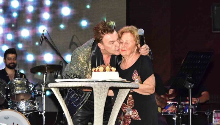 Doğum gününü sahnede annesiyle beraber kutladı