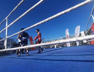 Genç boksörler 15 Temmuz şehitleri anısına Beyoğlu’nda ringe çıktı