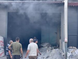 Geri dönüşüm tesisinde korkutan yangın… Siyah duman şehri kapladı
