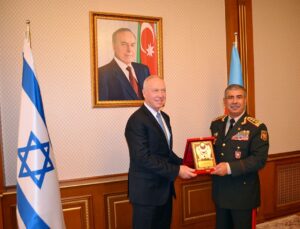 İsrail Savunma Bakanı Galant, Azerbaycanlı mevkidaşı Hasanov’la görüştü