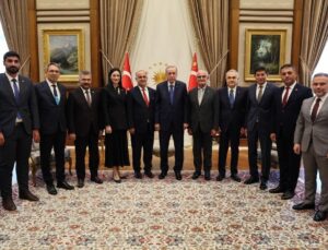 İYİ Parti’den istifa ederek AK Parti’ye geçen İncirliova Belediye Başkanı Kaya’ya rozetini Cumhurbaşkanı Erdoğan taktı