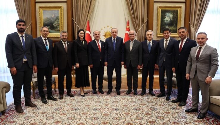 İYİ Parti’den istifa ederek AK Parti’ye geçen İncirliova Belediye Başkanı Kaya’ya rozetini Cumhurbaşkanı Erdoğan taktı