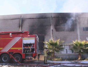İzmir’de polyester fabrikasında çıkan yangın kontrol altına alındı