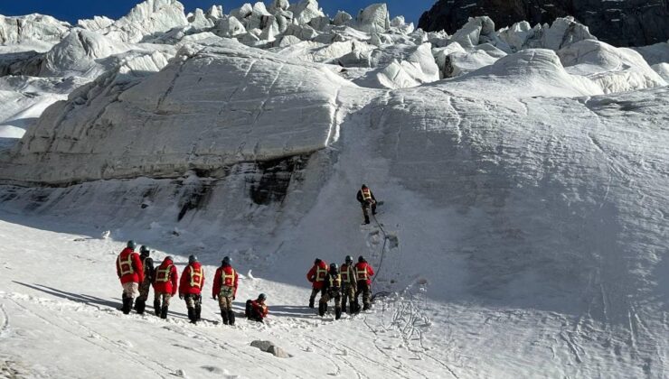 Kırgızistan’daki Pobeda Dağı’na tırmanan 4 dağcı kayboldu