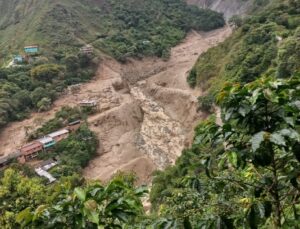 Kolombiya’da nehir taştı, sokaklar çamurla kaplandı: 6 ölü