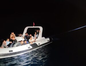 Lastik bot içerisinde 17 göçmen yakalandı