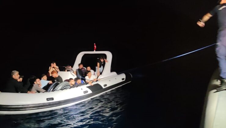 Lastik bot içerisinde 17 göçmen yakalandı