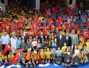 Mardin’de yaz spor okulu öğrencilerine malzeme dağıtımı yapıldı