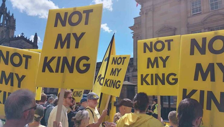 Monarşi karşıtları, İngiltere Kralı 3. Charles’ı İskoçya ziyaretinde protesto etti