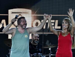 Mustafa Topaloğlu ve Hande Dönmez birlikte şarkı söyledi