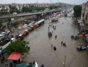 Pakistan’da sel: Araçlar suya gömüldü