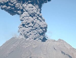 Peru’daki Ubinas Yanardağı’nda 2 yeni patlama