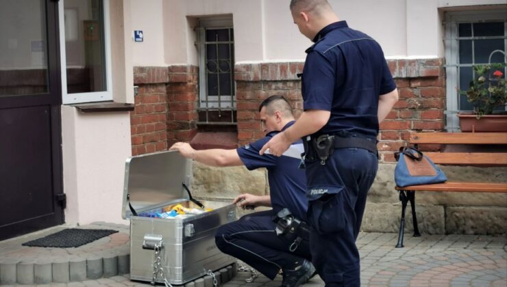 Polonya’da çocuk yuvasının kapısına para ve şeker dolu sandık bırakıldı