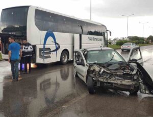 Samsun’da otomobil otobüse çarptı: 3 yaralı