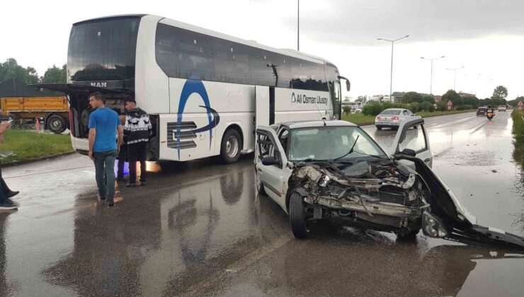 Samsun’da otomobil otobüse çarptı: 3 yaralı