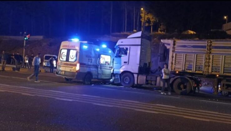 Siirt’te tır ambulansla çarpıştı: 1 yaralı