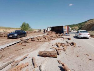 Sivas’ta tomruk yüklü kamyon devrildi: 1 ölü 1 yaralı