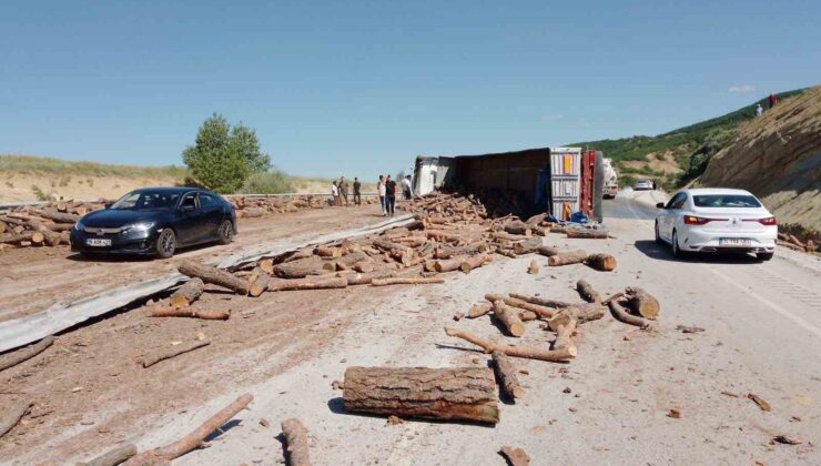 Sivas’ta tomruk yüklü kamyon devrildi: 1 ölü 1 yaralı