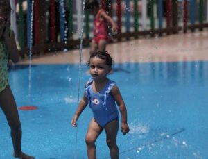 Tarihin en sıcak gününde çocuklar su parkına akın etti