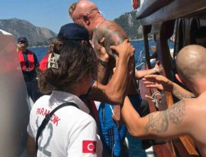 Tekne gezisinde yaralanan turiste tıbbi tahliye