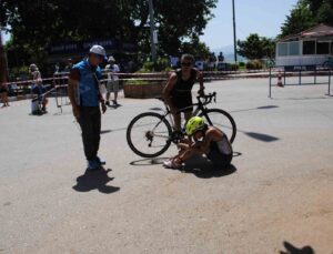 Triatlon yarışlarında bisikletten düşen kadın sporcu gözyaşlarına boğuldu