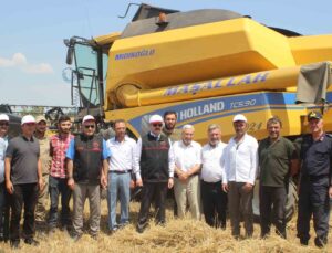 Uşak Valisi Dr. Turan Ergün buğday hasadı programına katıldı